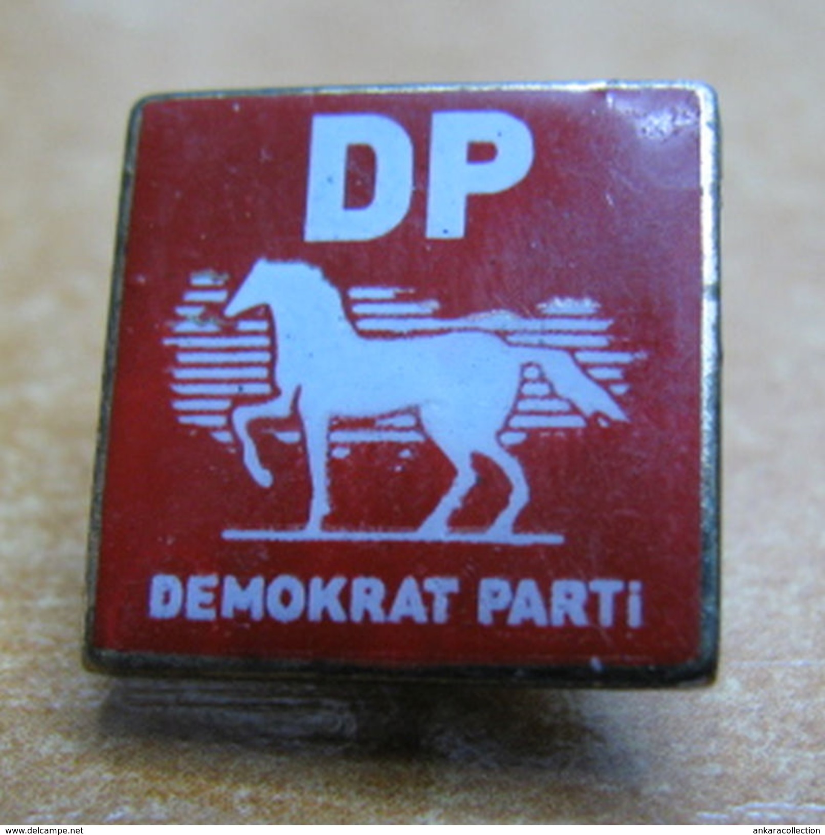 AC - DEMOCRAT PARTY OF TURKEY HORSE VINTAGE PIN - BADGE - Administrations