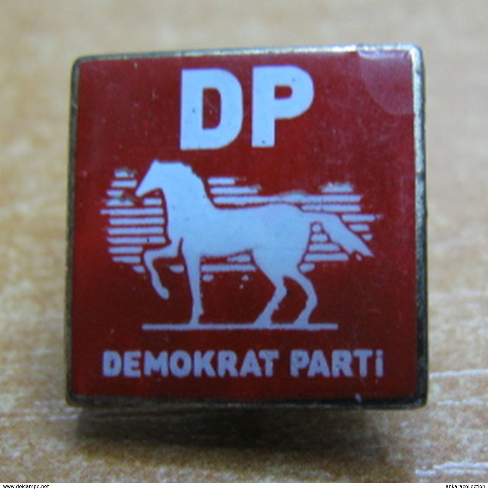 AC - DEMOCRAT PARTY OF TURKEY HORSE VINTAGE PIN - BADGE - Administrations