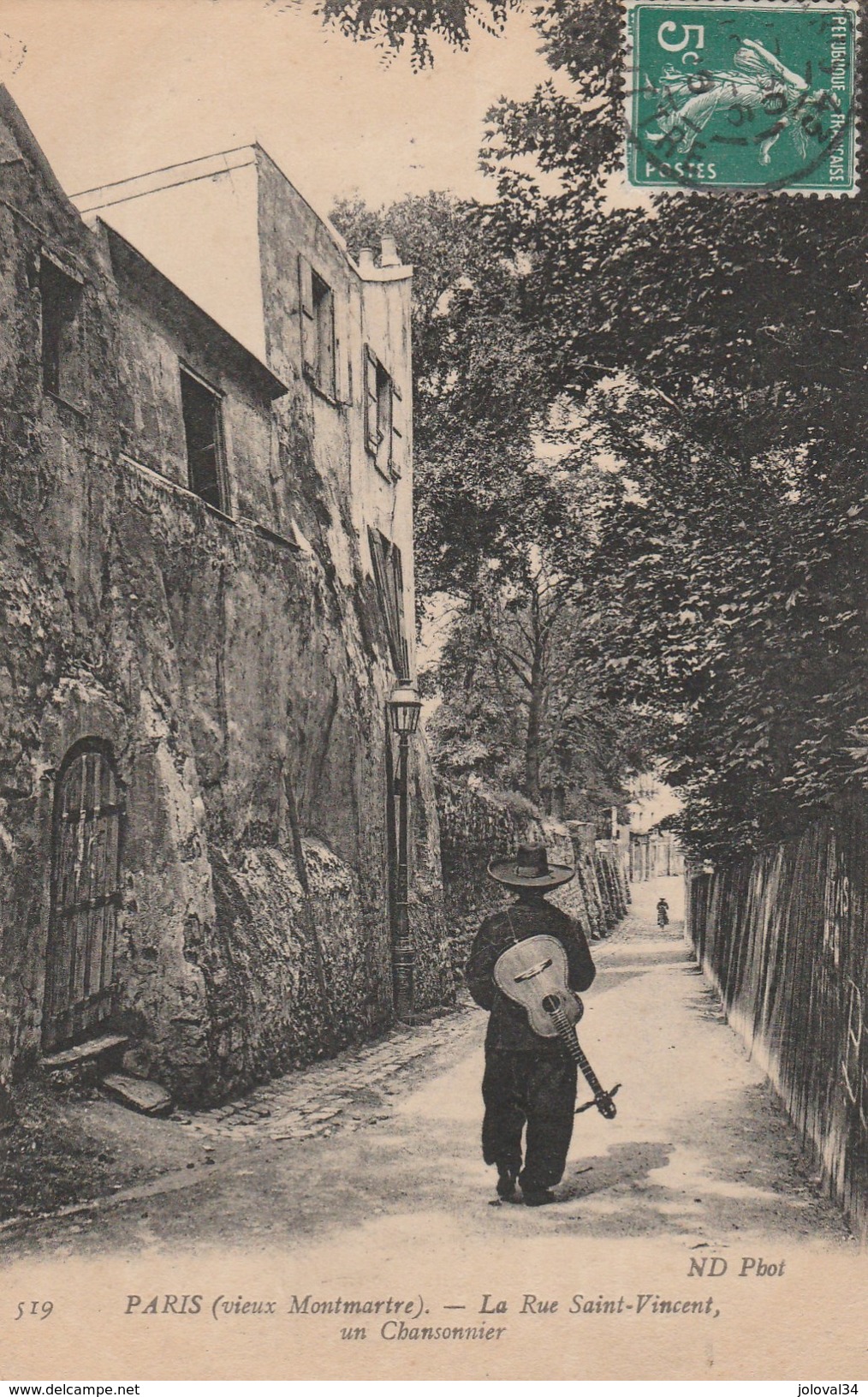 PARIS -  Vieux Montmartre - La Rue St Vincent - Un Chansonnier - Artiste De Rue Musicien - Distretto: 18