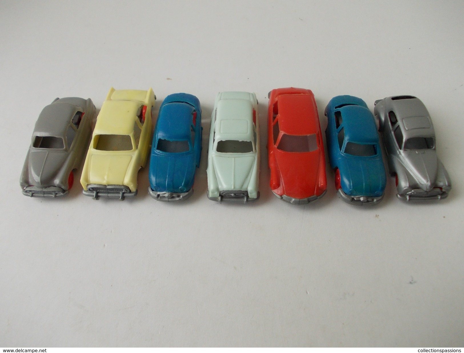 - Lot De 7 Voitures. Année 60 - HO - Aronde, Ariane, Dyna, 403, DS 19, Dyna, 203 - - Echelle 1:87