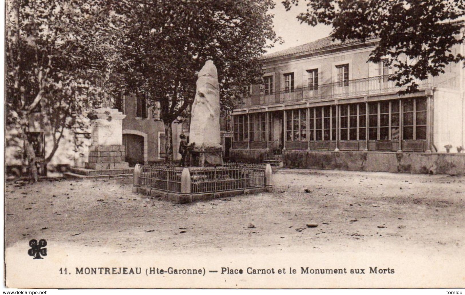 MONTREJEAU  Place Carnot Et Monument - Montréjeau