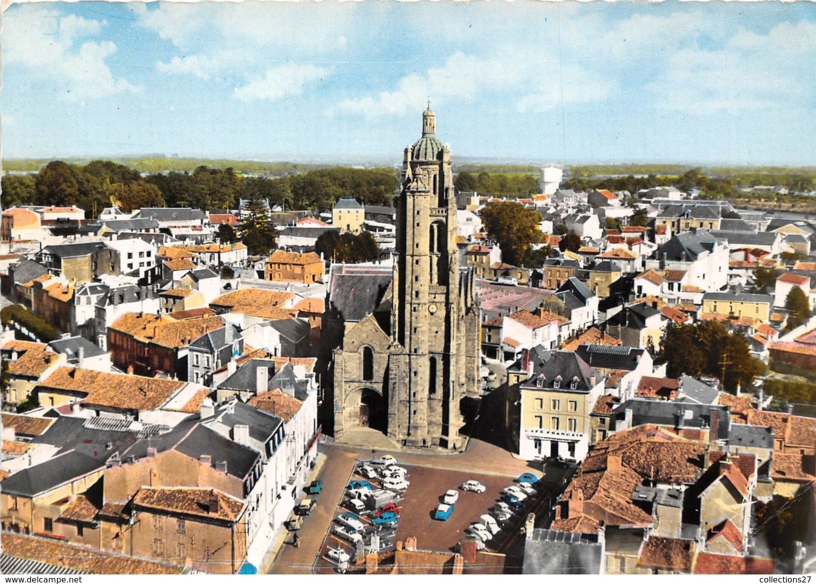 79-BRESSUIRE- PLACE ET EGLISE NOTRE-DAME VUE DU CIEL - Bressuire