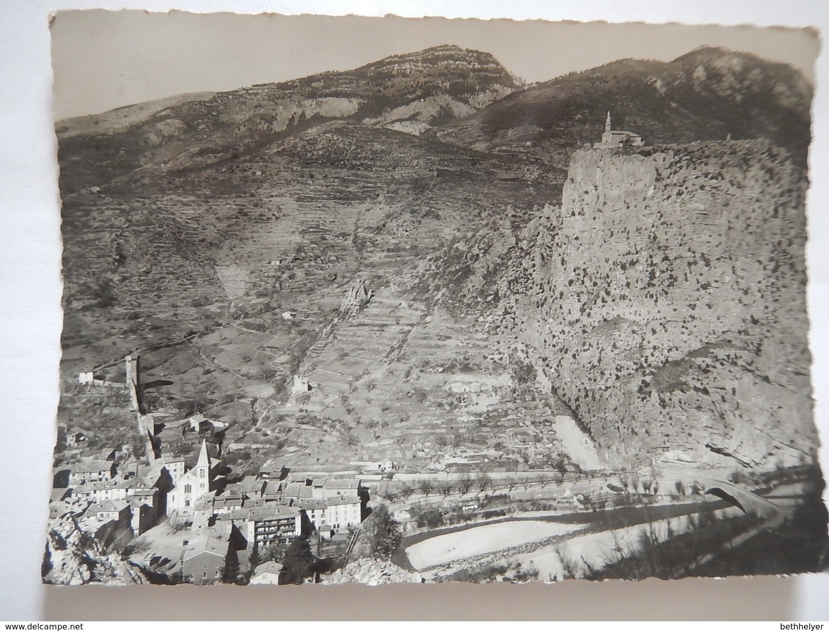 CPSM (04) - CASTELLANE - NOTRE DAME DU ROC - LE PONT NAPOLEON ET L'EGLISE - COLL PHOTOGUY - AERIENNE - PHOTO REAL R2458 - Castellane