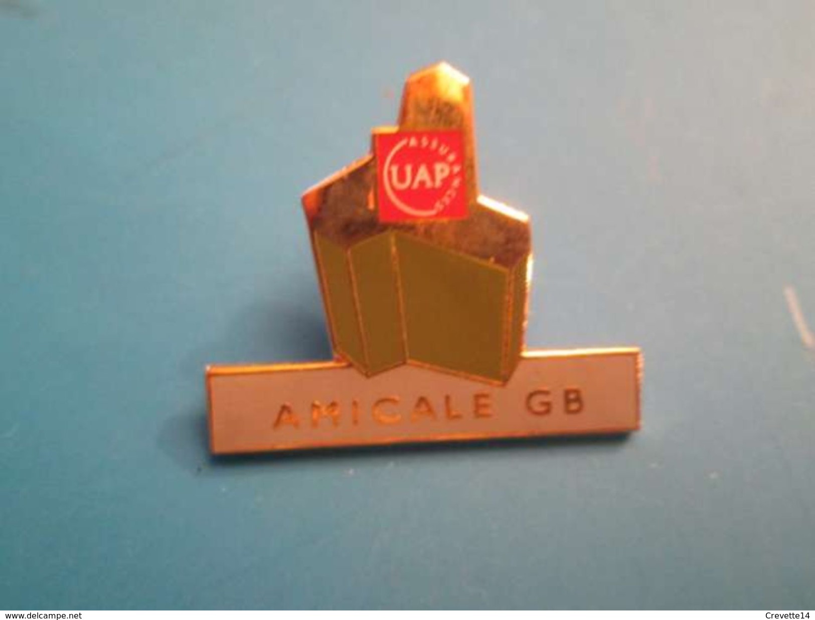 Pin414c Pin's Pins /  Belle Qualité Niveau Arthus Bertrand UAP AMICALE GB   Marquage Au Dos :  -  - - Trademarks