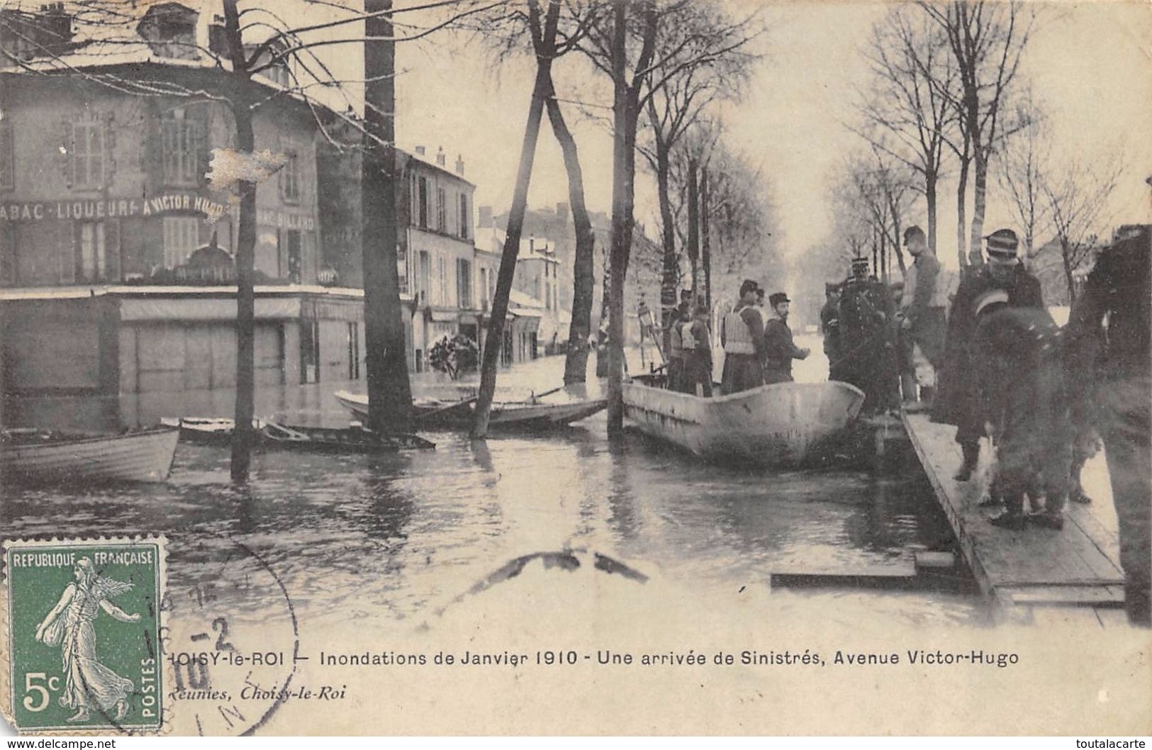 CPA 94 CHOISY LE ROI INONDATIONS UNE ARRIVEE DE SINISTRES AVENUE VICTOR HUGO - Choisy Le Roi