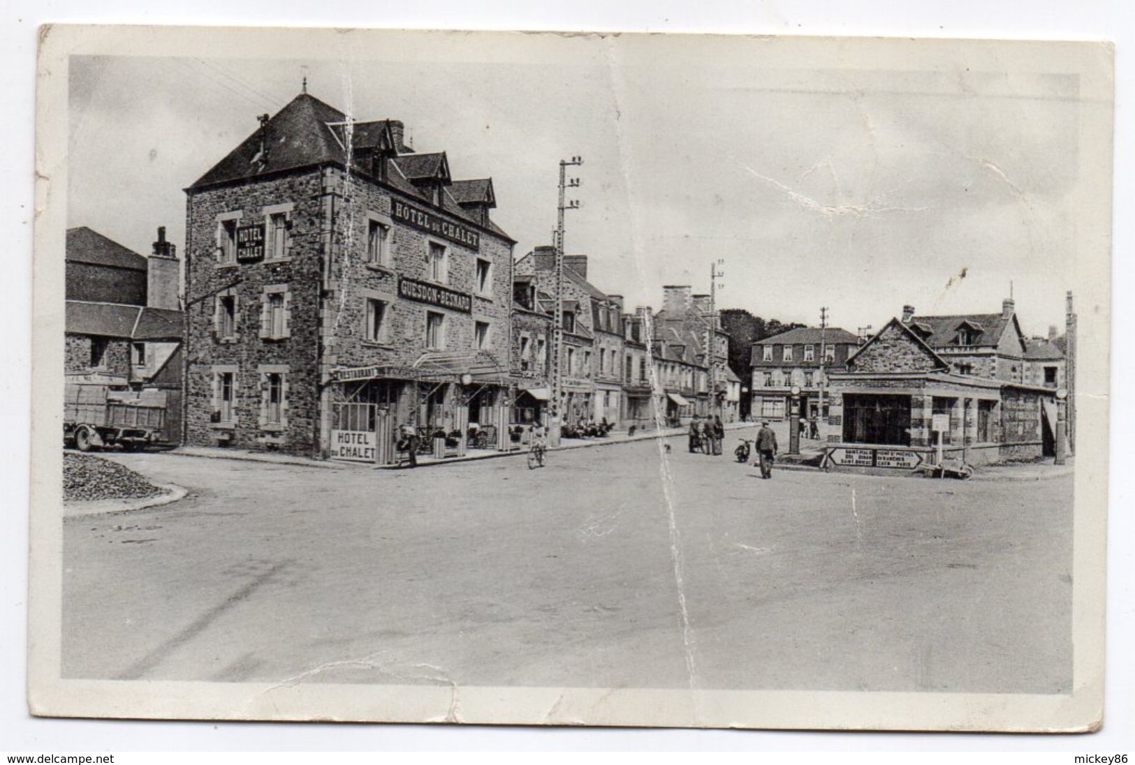 PONTORSON--Place De La Mairie (animée, Hôtel Du Chalet)  N°111 éd CAP...... à Saisir - Pontorson