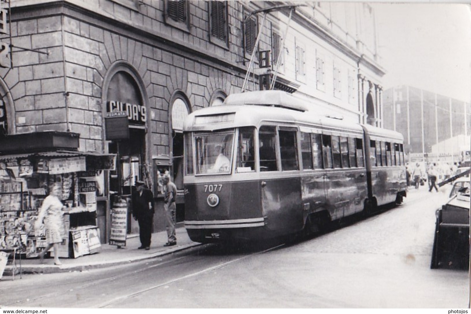 Photo : Roma  (Italie) Tram Linea 14  Alla Fermata   ??  Foto Da 1977 - Transports