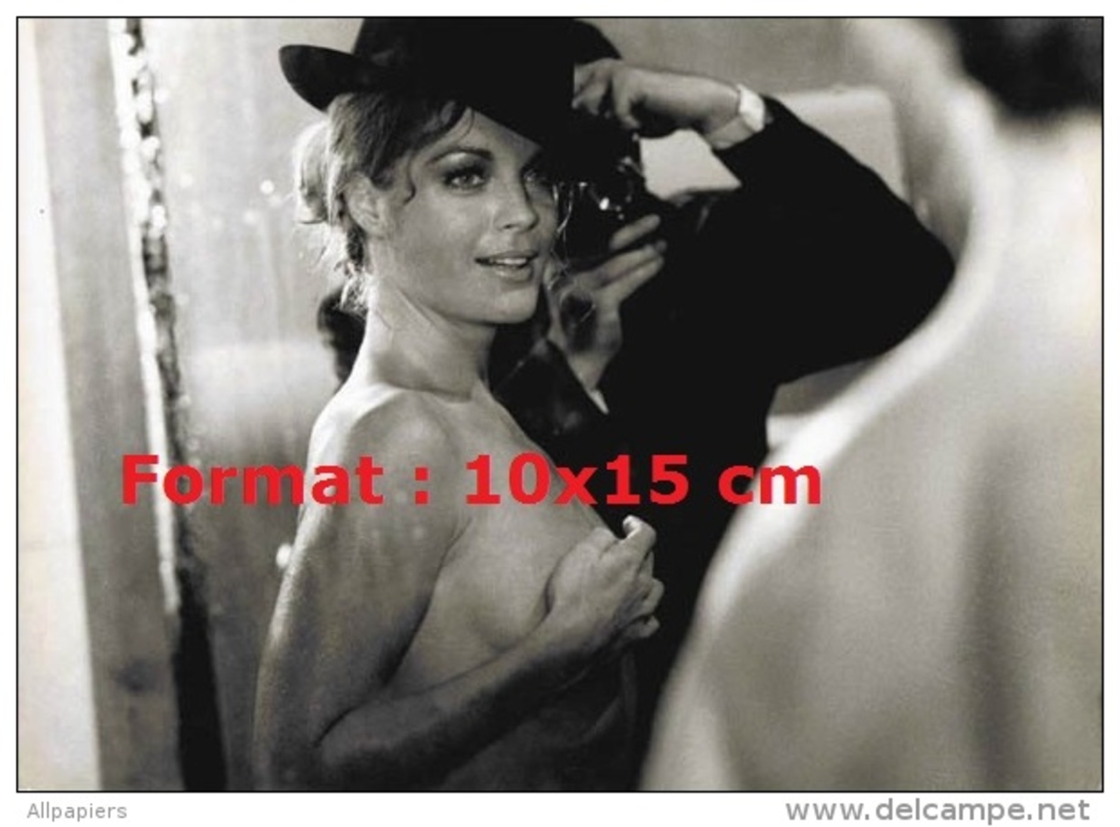 Reproduction D'une Photographie De Romy Schneider Cachant Sa Poitrine Avec Ses Mains Et Tenant Un Chapeau Noir - Andere & Zonder Classificatie