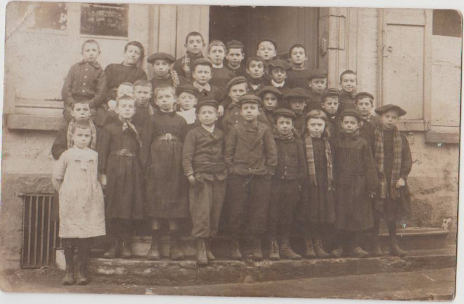 CPA PHOTO 02 VERVINS Groupe Ecoliers Enfants à Localiser Tampon De Départ Vervins 1909 - Vervins