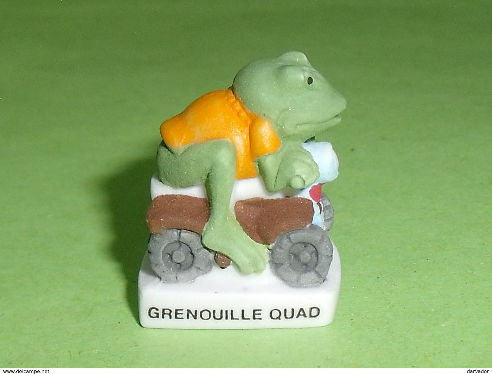 Fèves / Animaux : Grenouille Quad   " Mat "  T113 - Animaux