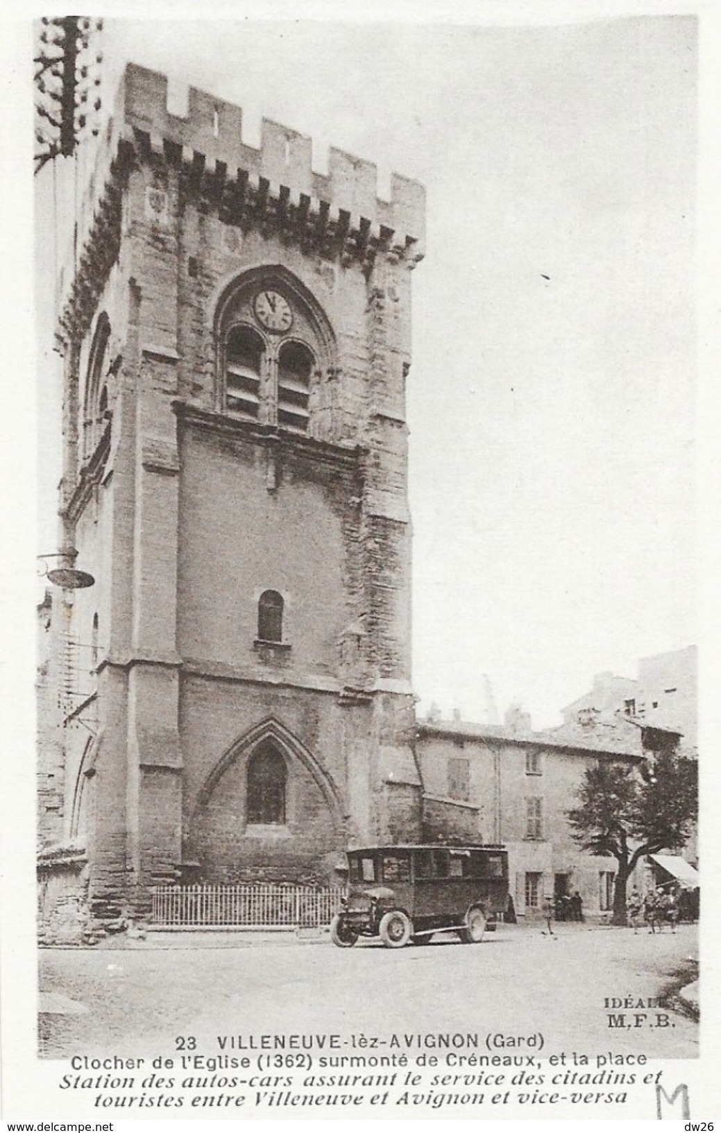 Villeneuve-lez-Avignon - Clocher De L'Eglise, Station Des Autos-cars Sur La Place - Edition Idéale - Carte Non Circulée - Villeneuve-lès-Avignon