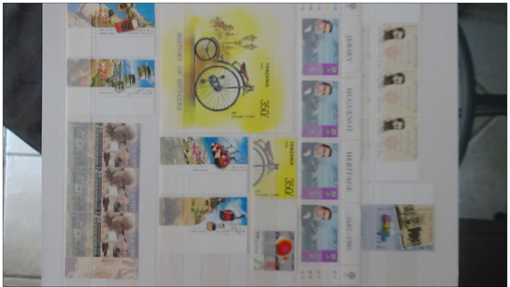 C Belle collection ** de timbres, bandes et blocs du monde en classeur avec étui....