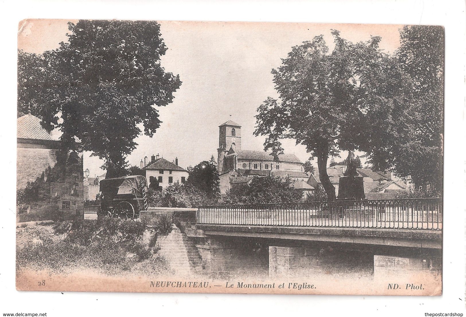 CPA 88 Neufchâteau Le Monument Et L'église  ACHETEZ IMMEDIATEMENT - Neufchateau