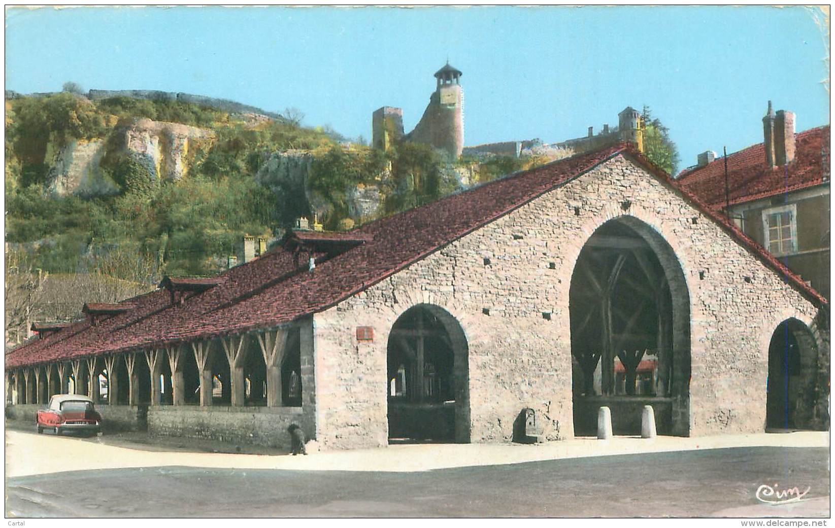 38 - CREMIEU - Les Halles Et La Tour St-Hippolyte. - Crémieu