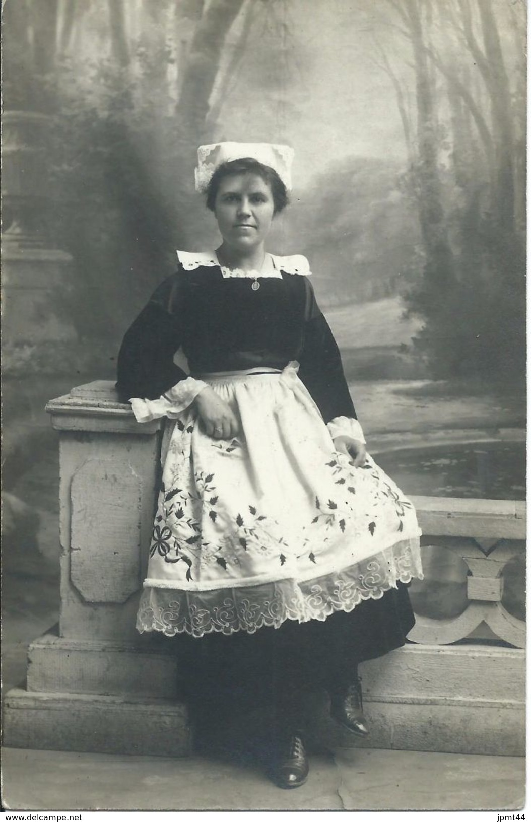 Carte-photo "Le Merdy" Concarneau.Femme /costume/coiffe. - Concarneau