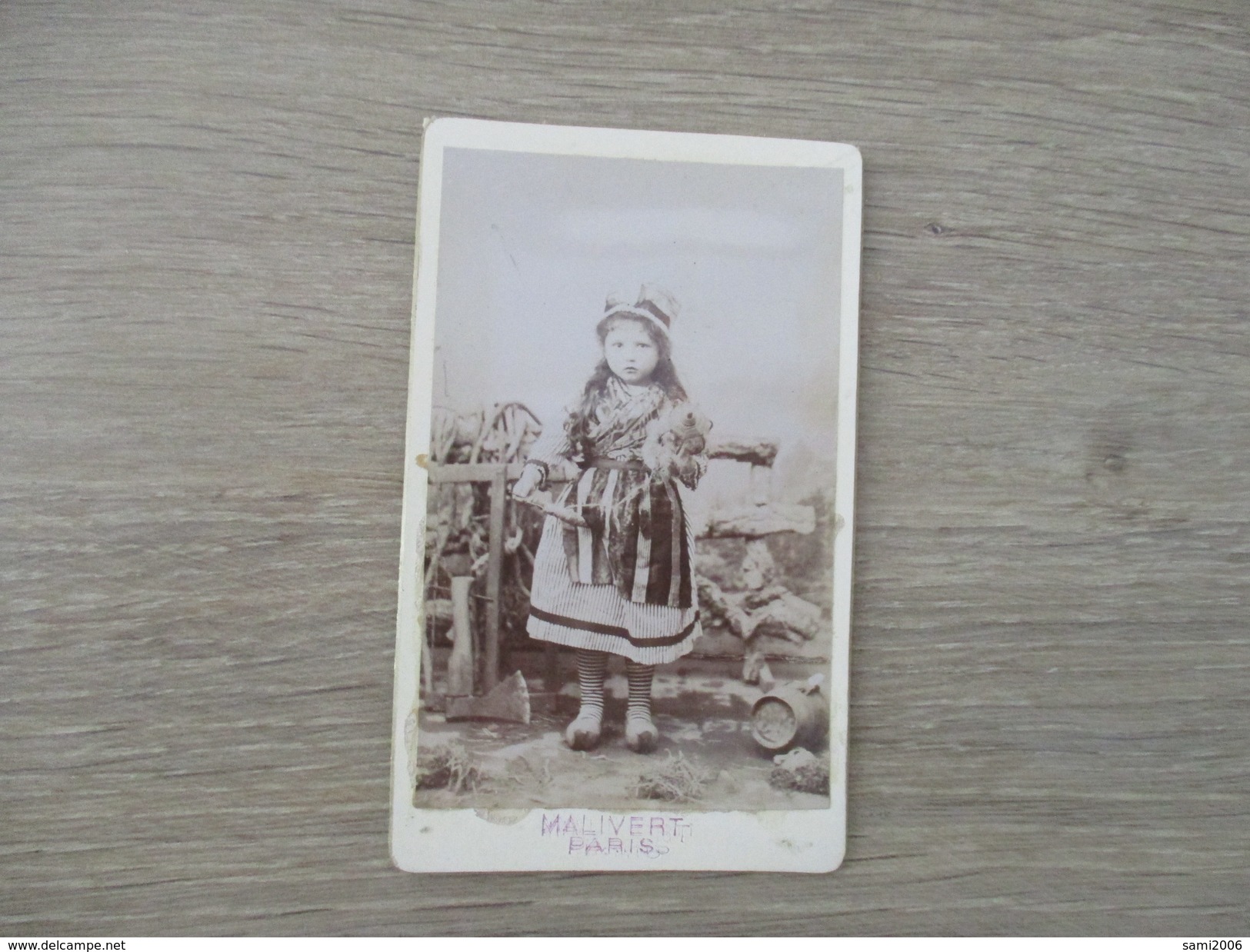 CDV  PHOTOGRAPHE MALIVERT BOURBOULE LES BAINS PETITE FILLE SABOTS - Cartes De Visite