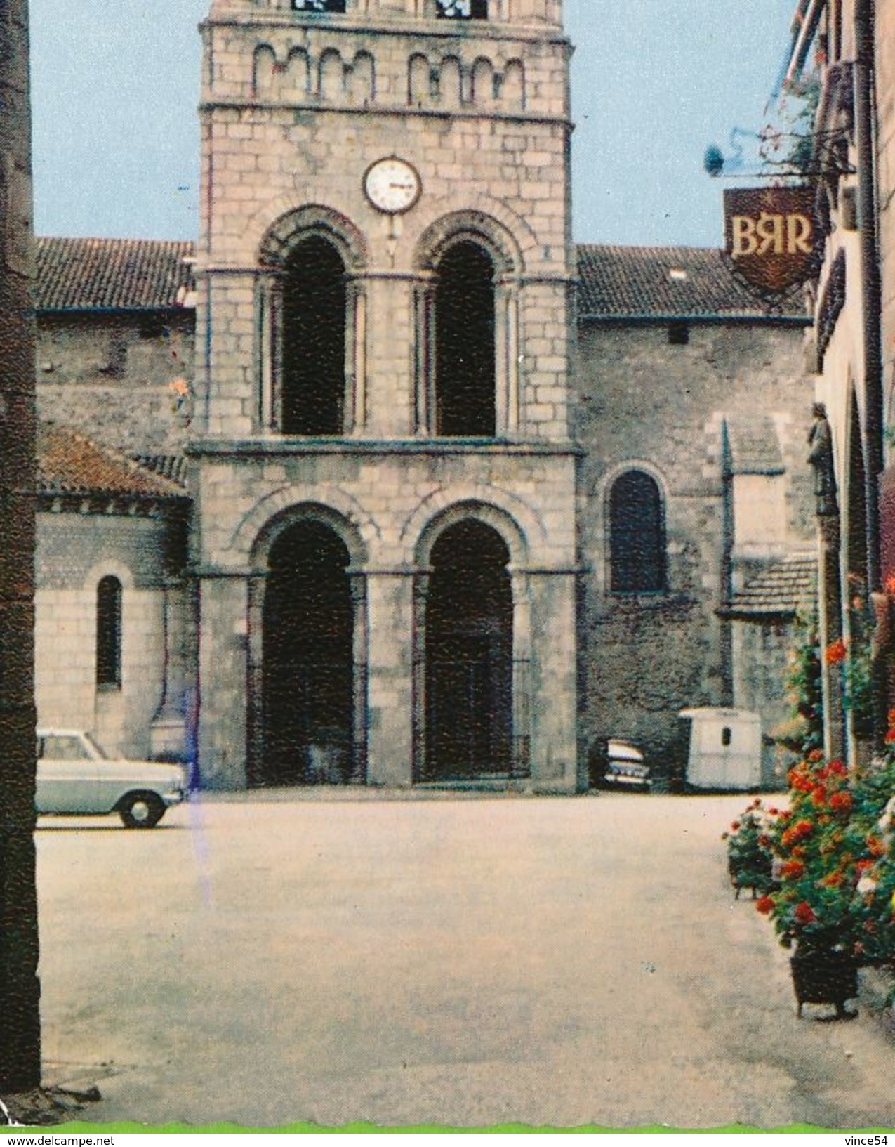 ST-LEONARD-de-NOBLAT - L'Eglise Clocher Du XIe S. Vieille Maison Opel Kadett A Citroen HY Autos - Saint Leonard De Noblat