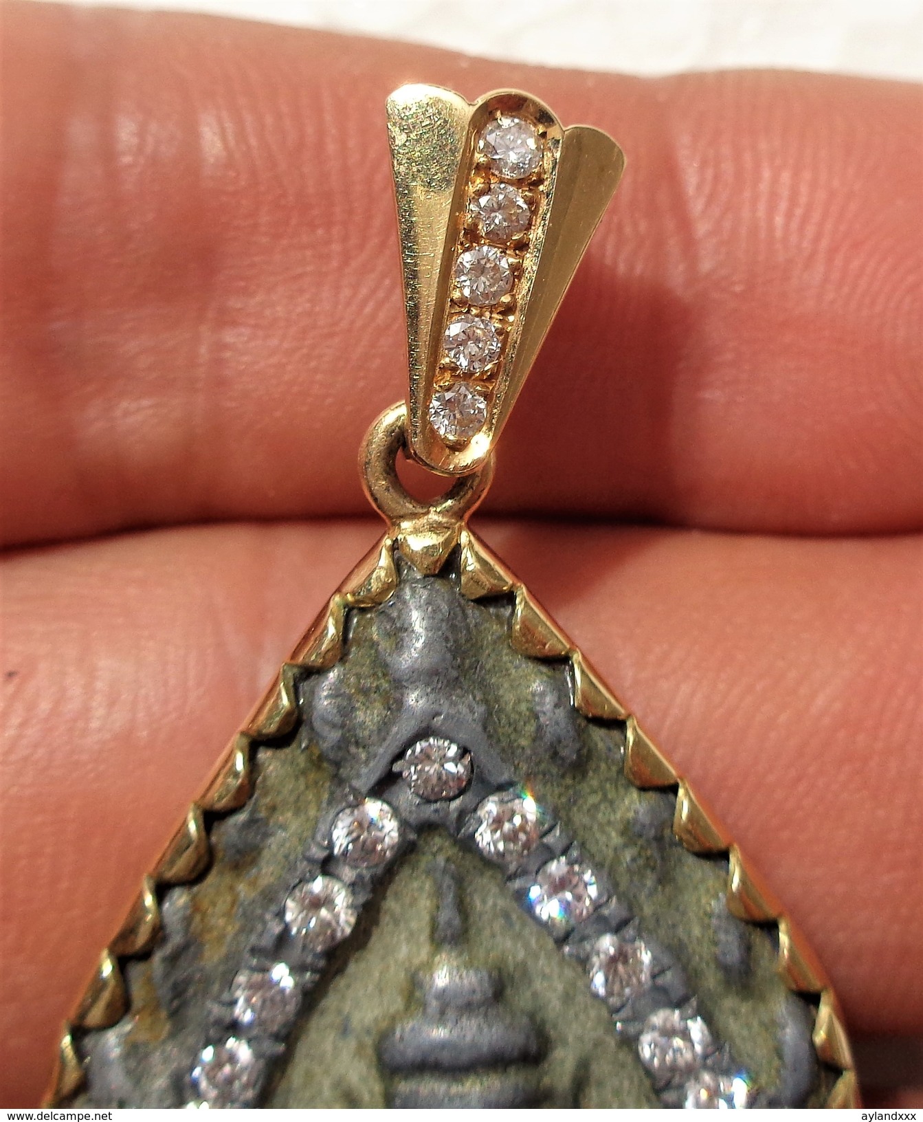 THAILAND: Old Thai Buddha Amulet Mounted In 18K Gold Frame With 19 Diamonds - Arte Asiatica