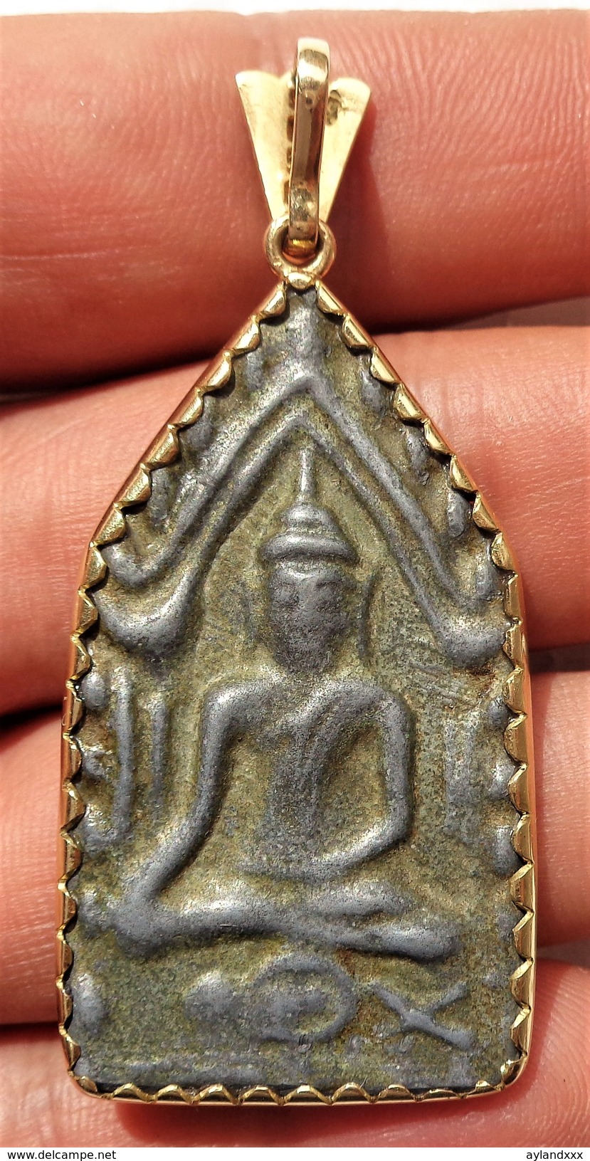 THAILAND: Old Thai Buddha Amulet Mounted In 18K Gold Frame With 19 Diamonds - Arte Asiatica