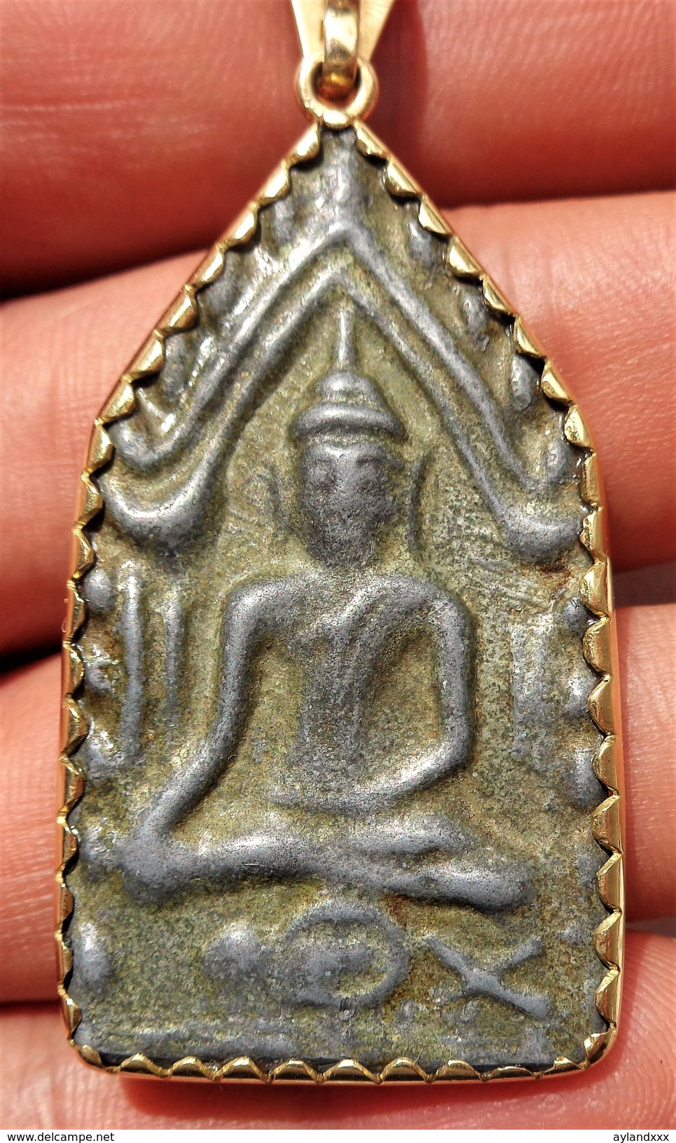 THAILAND: Old Thai Buddha amulet mounted in 18K gold frame with 19 diamonds