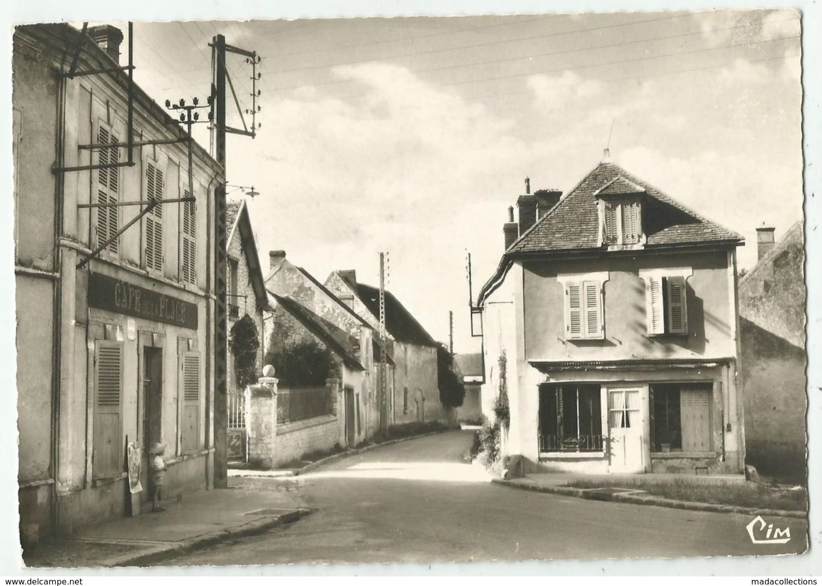 Echilleuses (45 - Loiret) L'entrée Du Bourg - Café De La Place - Other & Unclassified