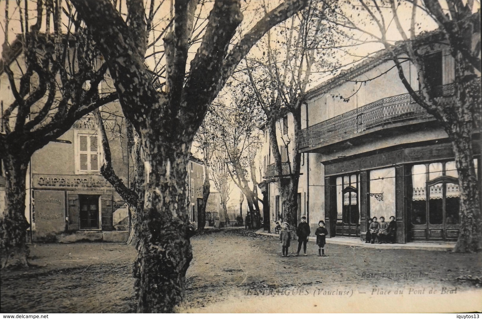 CPA.- FRANCE - Entraigues Est Situé Dans Le Dép. De Vaucluse - Place Du Pont Du Béal - Animée - Enfants - TBE - Entraigue Sur Sorgue