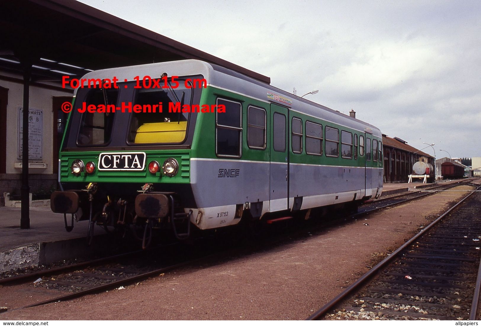 Reproduction Photographie D'une Vue D'un Train CFTA SNCF Autorail Léger A2E à Quai à Carhaix En 1994 - Altri & Non Classificati