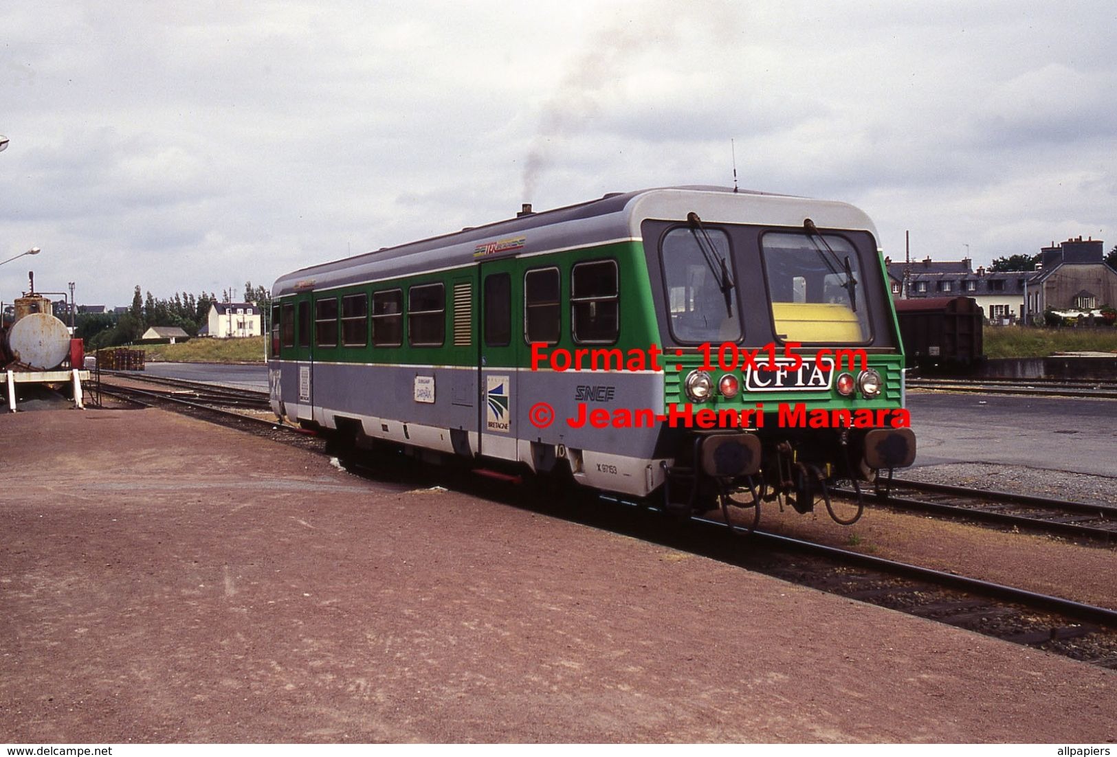 Reproduction Photographie D'un Train CFTA SNCF Autorail Léger A2E Quittant La Gare De Carhaix En 1994 - Other & Unclassified