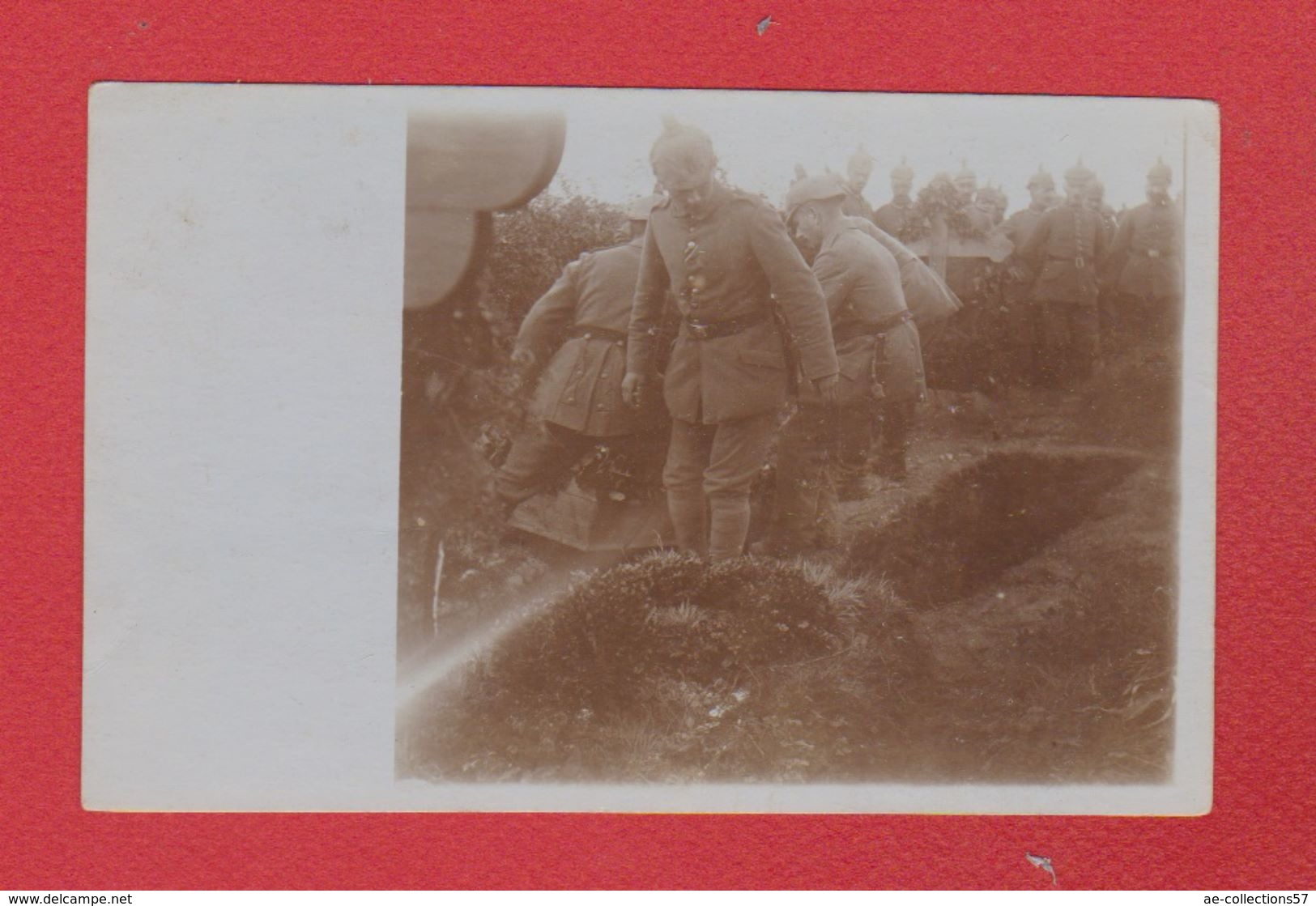 Carte Photo - Enterrement D Un Soldat Allemand -  Endroit Identifié Comme Tempeux Le Guerard - Other & Unclassified