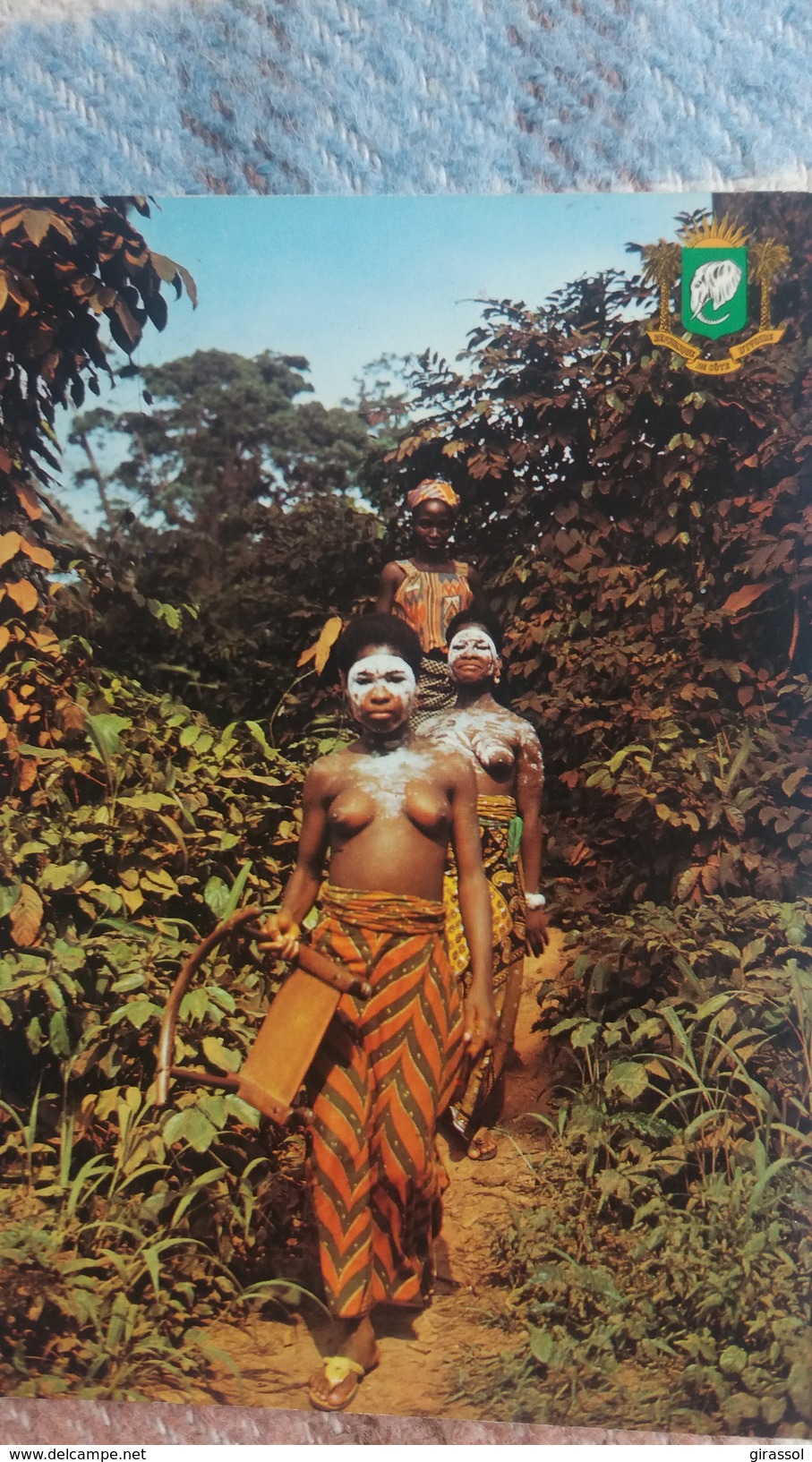 CPSM COTE D IVOIRE JEUNE FEMME AUX SEINS NUS ENVIRONS DE MAN DEPART POUR LA FETE ET LES DANSES - Costa De Marfil