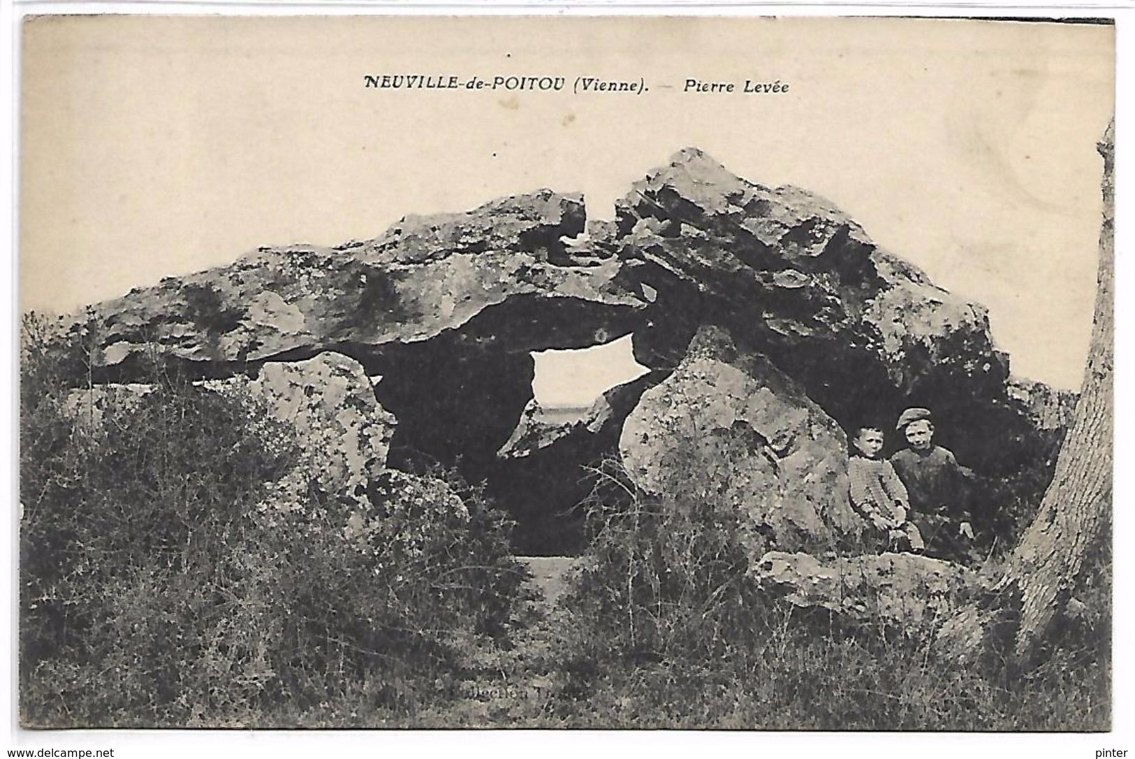 PIERRE LEVEE - Neuville De Poitou - Dolmen & Menhirs