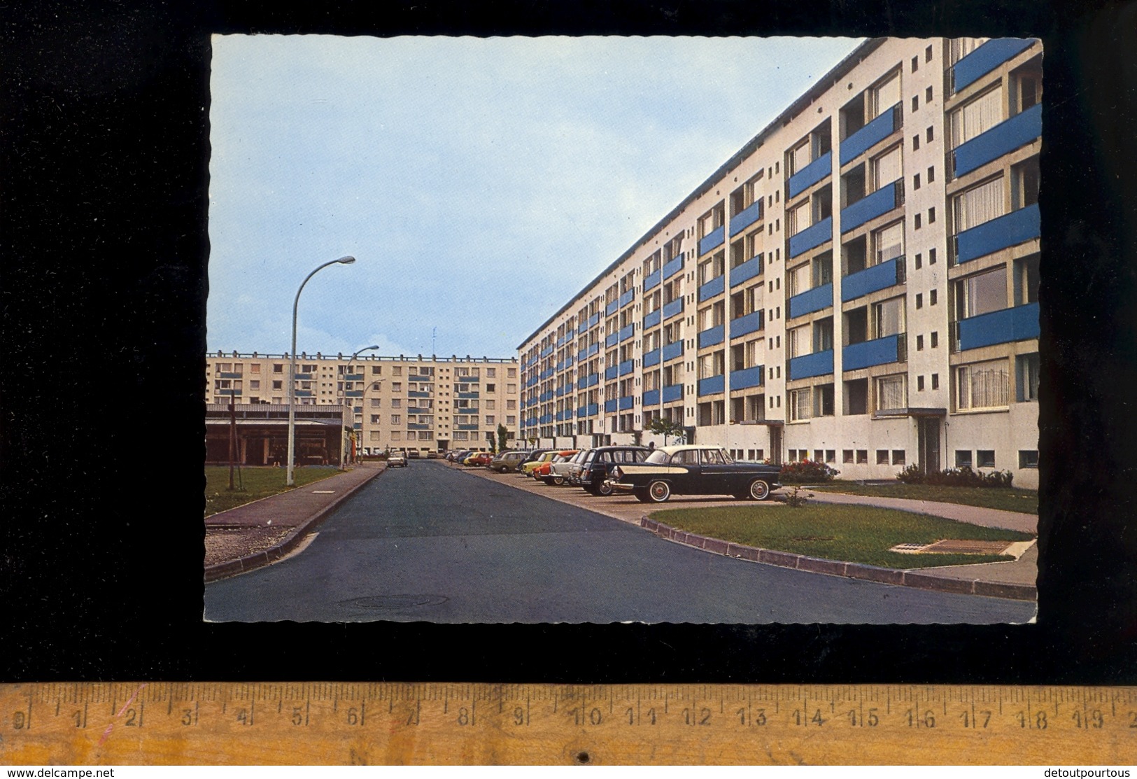 GRANDE SYNTHE Nord 59 : Cité ;  Bloc J Rue Colbert / Auto Simca Chambord ? - Grande Synthe