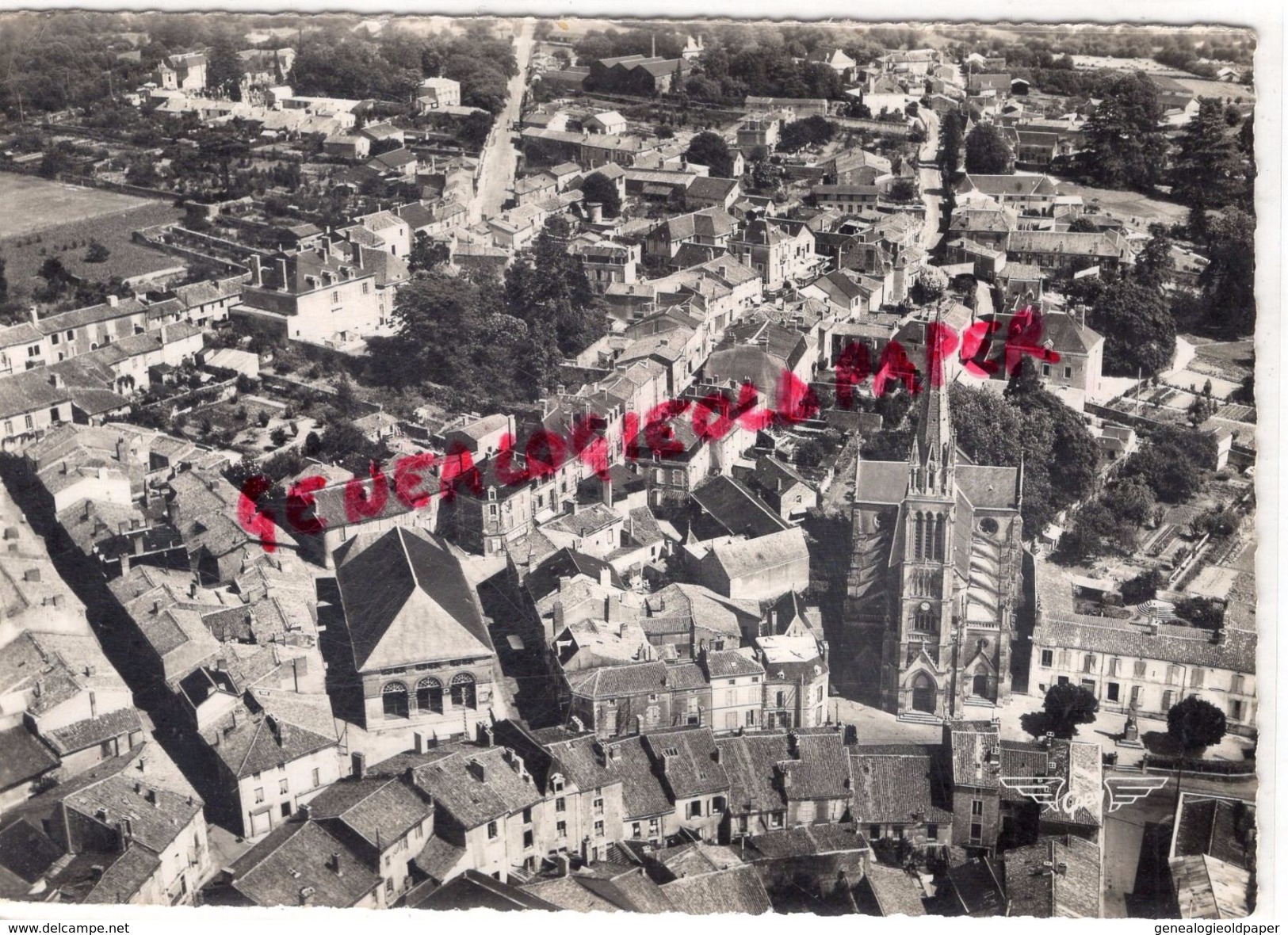 85 - LA CHATAIGNERAIE - VUE D' ENSEMBLE ET L' EGLISE - La Chataigneraie