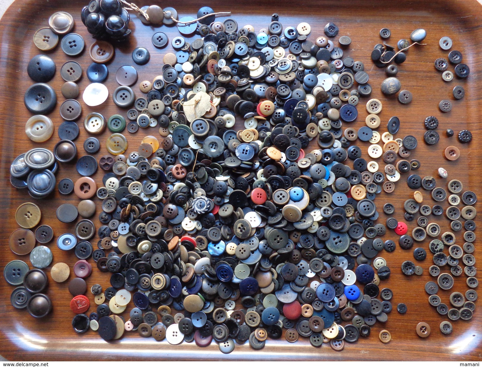 Gros Lot De + De  Boutons Anciens ... Pour Restauration Vetements + De 900g - Buttons