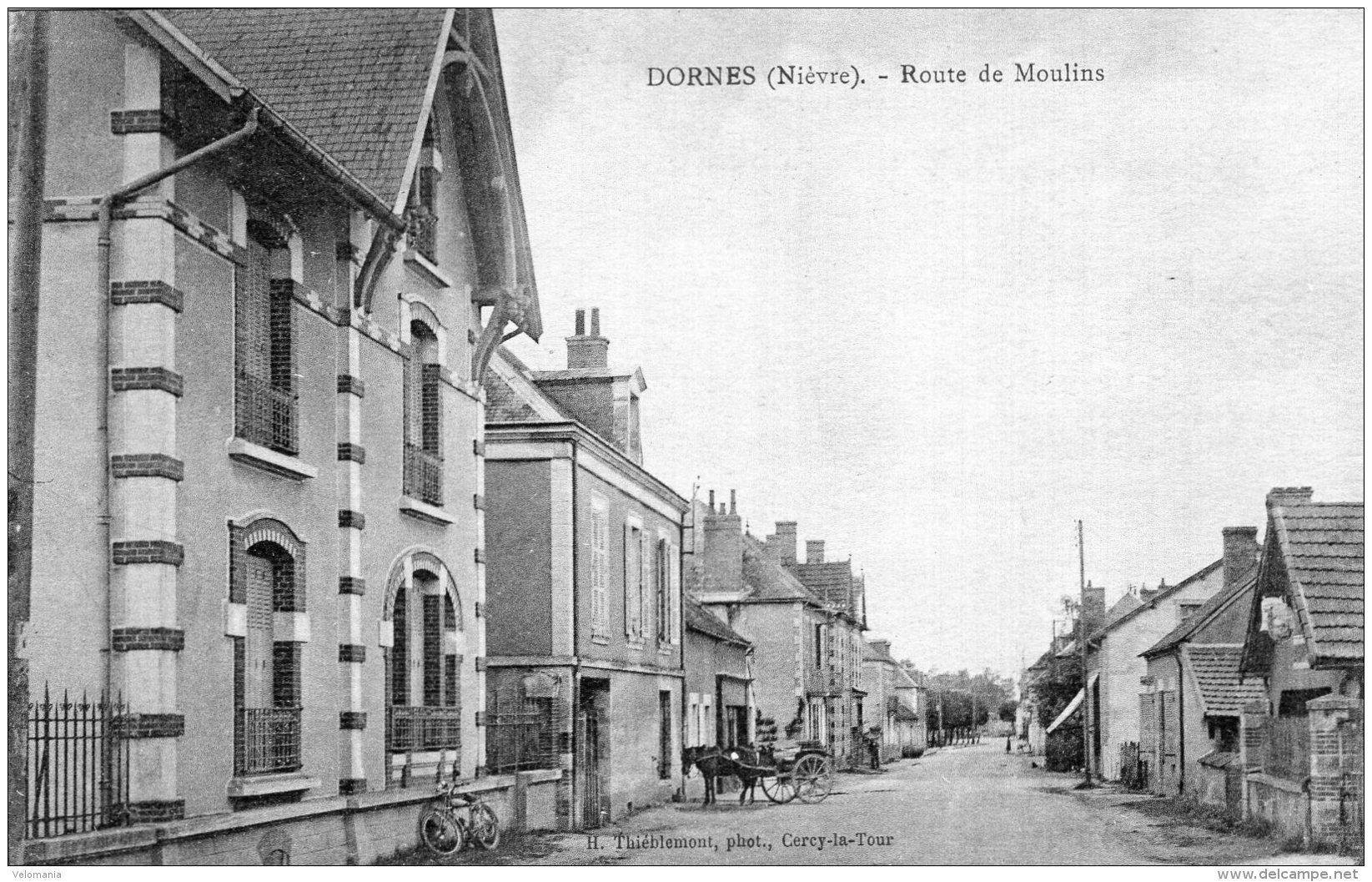 V10430 Cpa 58 Dornes - Route De Moulins - Autres & Non Classés