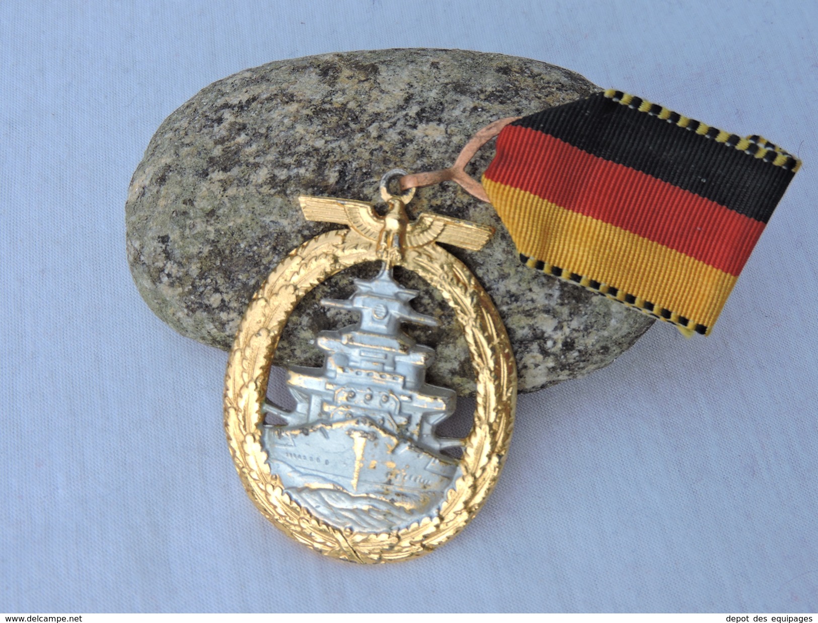 RARE INSIGNE Modéle 1957 KRIEGSMARINE - NAVIRES DE LIGNE Et CROISEURS - Germany