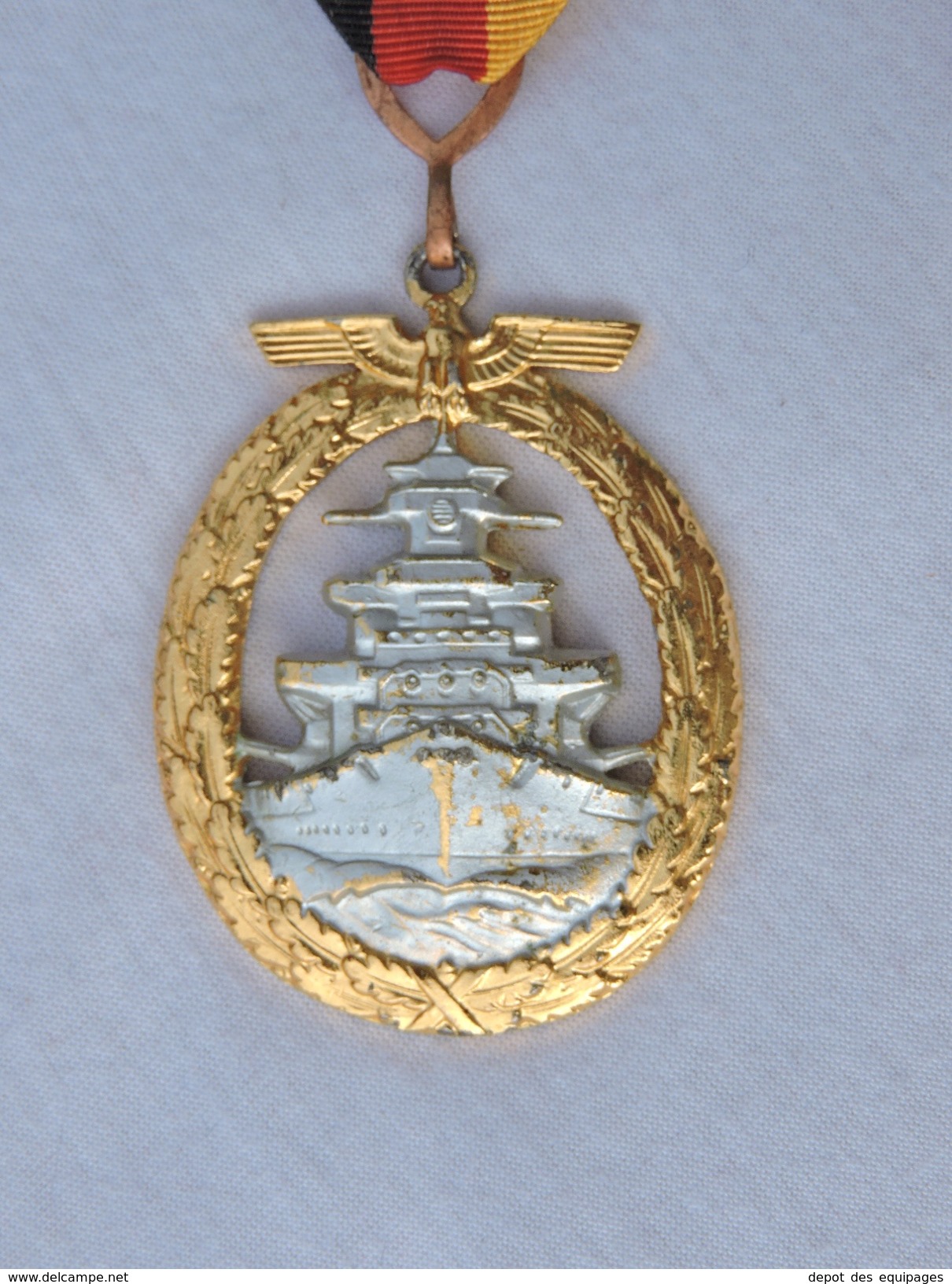 RARE INSIGNE modéle 1957 KRIEGSMARINE - NAVIRES DE LIGNE et CROISEURS