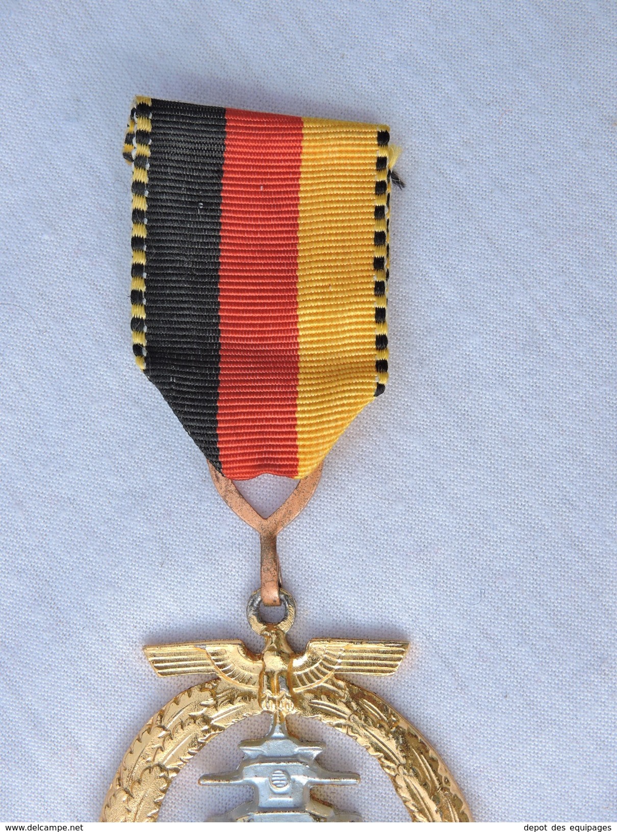 RARE INSIGNE modéle 1957 KRIEGSMARINE - NAVIRES DE LIGNE et CROISEURS