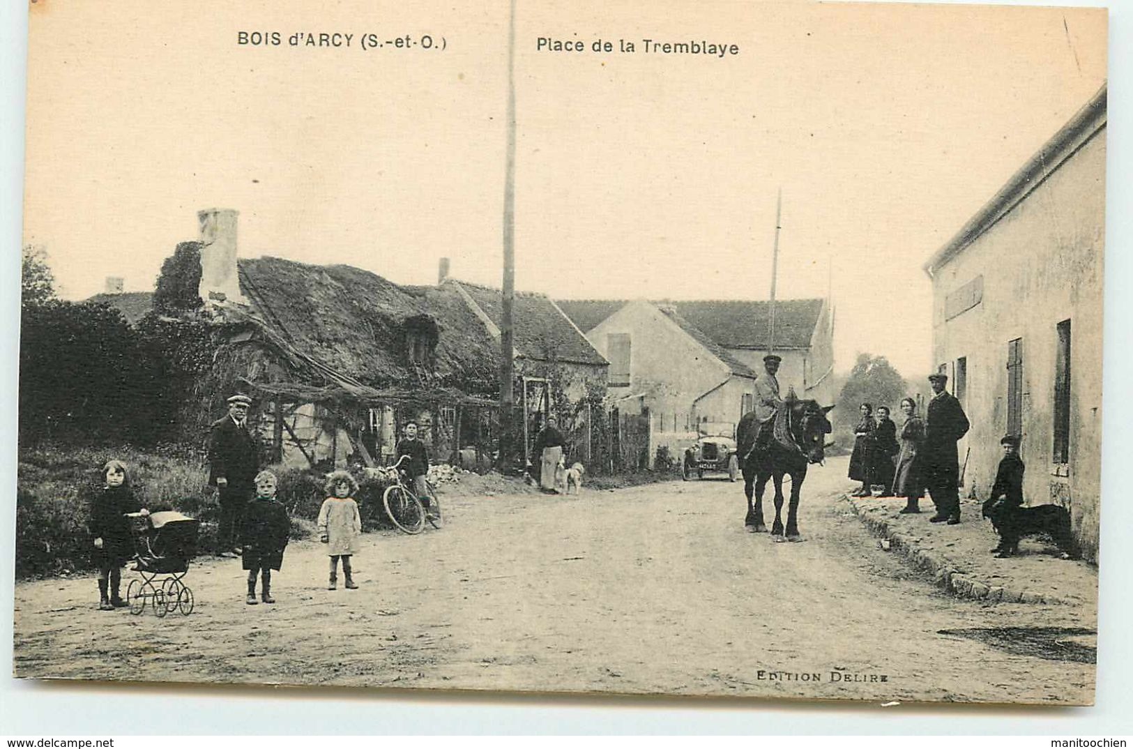 DEP 78 BOIS D'ARCY PLACE DE LA TREMBLAYE SUPERBE MAISON TOIT DE CHAUME FILLETTE AVEC POUSSETTE JOUET VIEILLE VOITURE - Bois D'Arcy