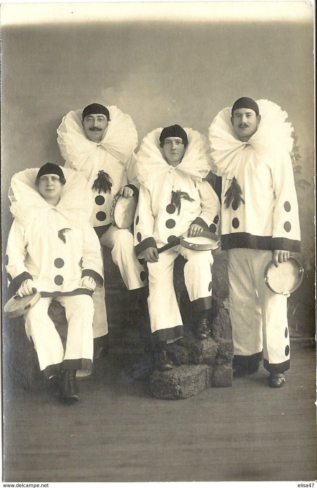 CARTE  PHOTO  PIERROTS  2  COUPLES  DE  PIERROTS  AVEC  TAMBOURINS - Autres & Non Classés