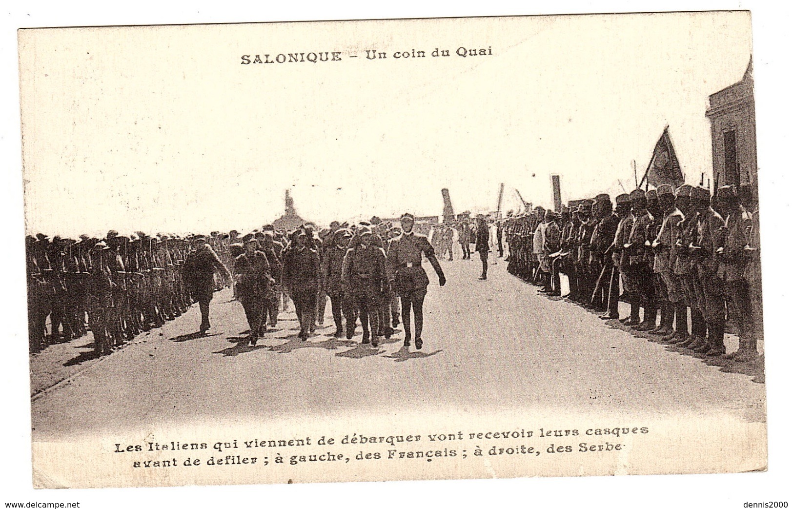 Thessalonique - SALONIQUE - Un Coin Du Quai - Les Italiens Qui Viennent De Débarquer Vont Recevoir Leurs Casques - Grèce