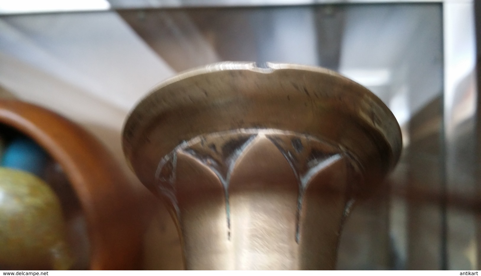 IRAN - élégant vase qajar en bronze au serpent