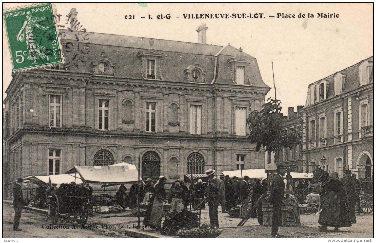 D47  VILLENEUVE Sur LOT  Place De La Mairie   ..... ( Avec Le Marché ) - Villeneuve Sur Lot