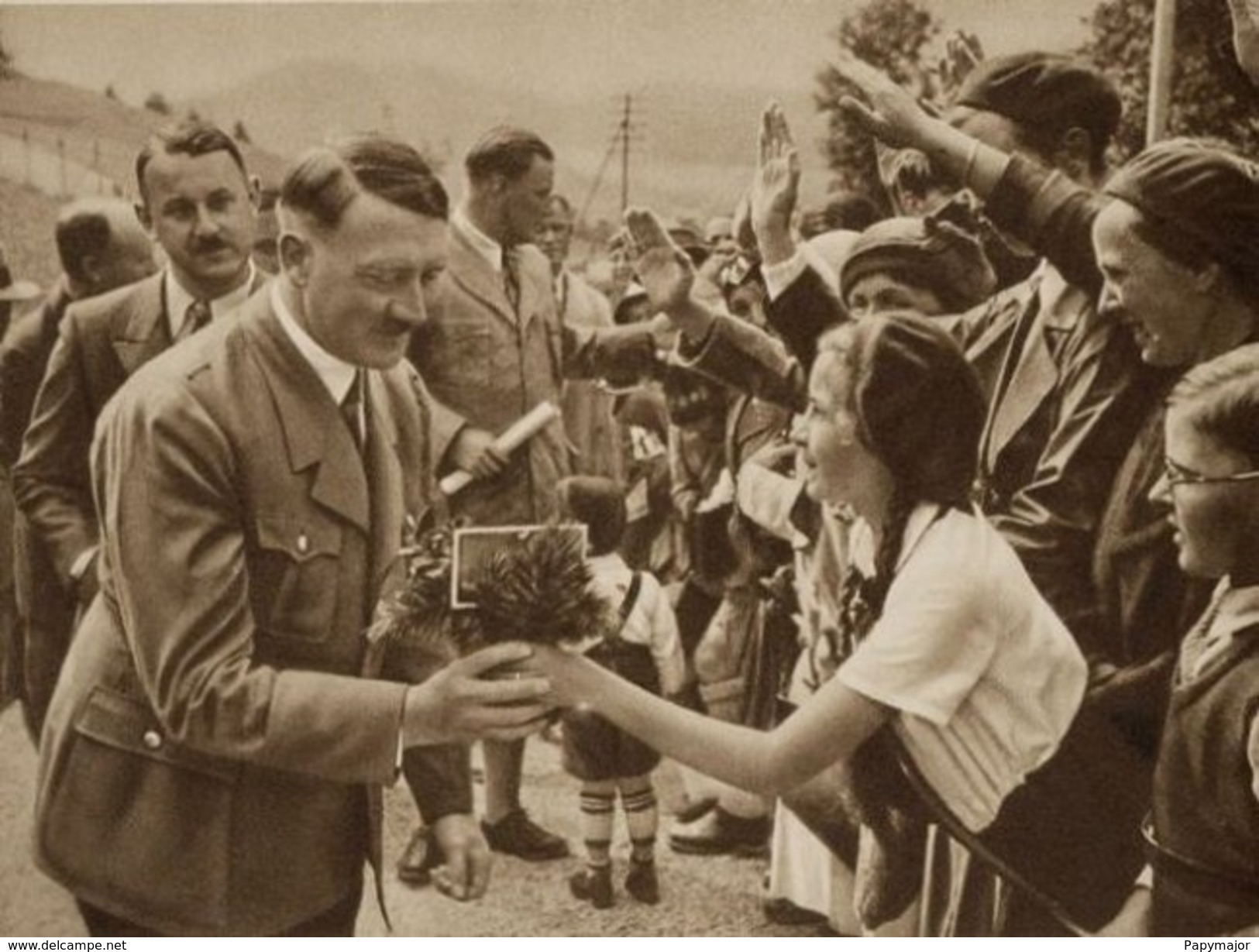 Militaria WW2  - Adolf Hitler Reçoit Des Fleurs Des Mains Des Enfants - 1939-45