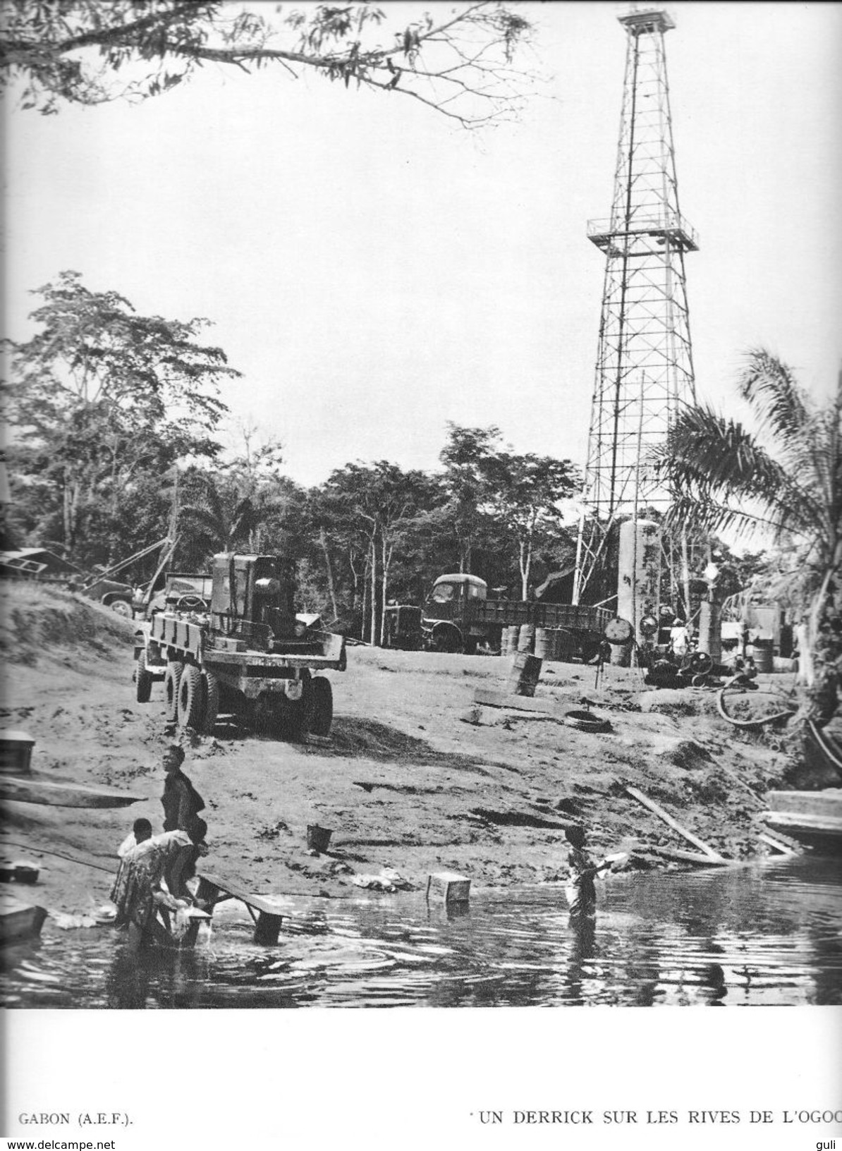 Afrique Noire GABON   (A.E.F) Un Derrick Sur Les Rives De L'OGOOUE (camion)  -Planche Format  31 X 24 Cms *PRIX FIXE - Afrique