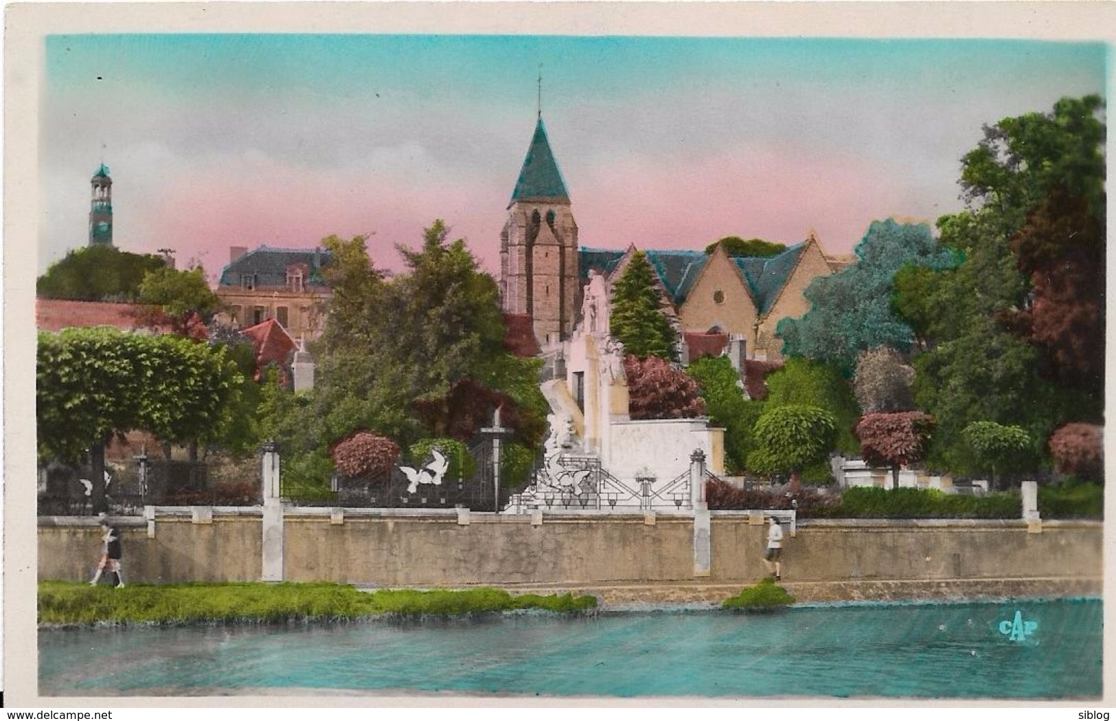 CPSM - VIERZON - Vue Sur Le Jardin Public Et Le Monument Aux Morts - Vierzon