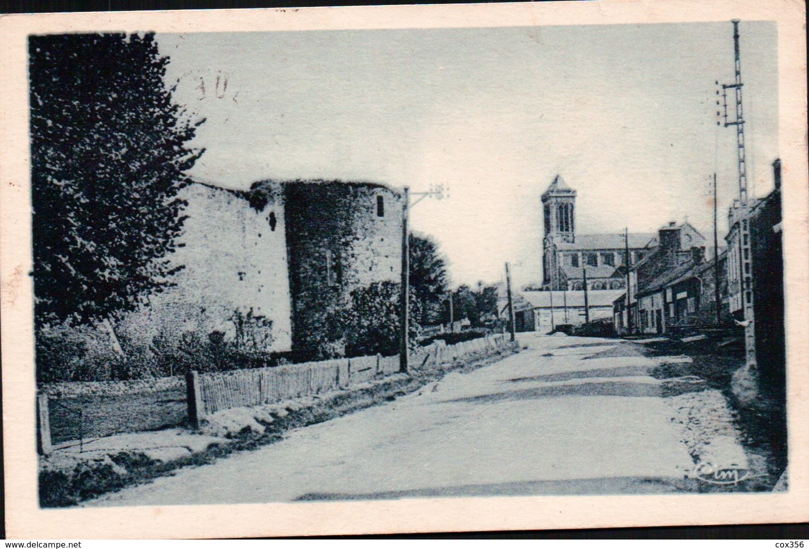 CPA 50 BRICQUEBEC Les Remparts Au Fond L'Eglise - Bricquebec