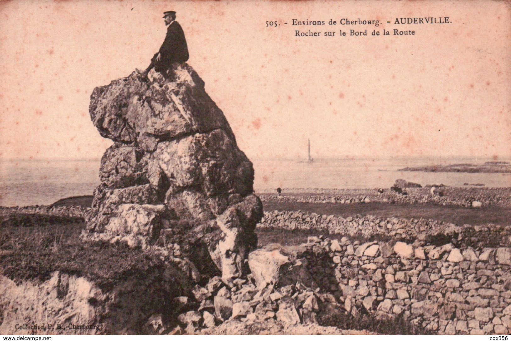 CPA 50 Environs De CHERBOURG , AUDERVILLE Rocher Sur Le Bord De La Route , Animée - Cherbourg