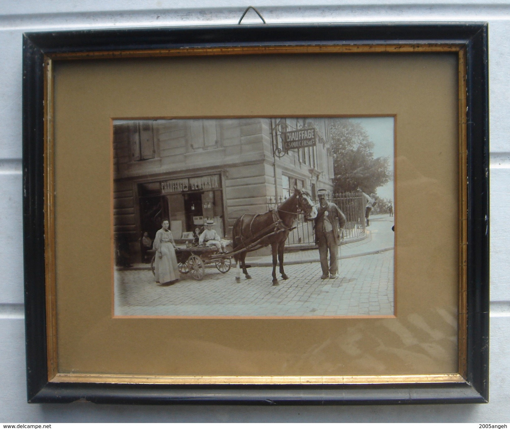 Photo Ancienne Sous Cadre, Devanture De Magasin,  C.SAMBUC Fils & Cie - Au Dos Du Cadre Il Est écrit Lausanne - Dimensio - Andere & Zonder Classificatie