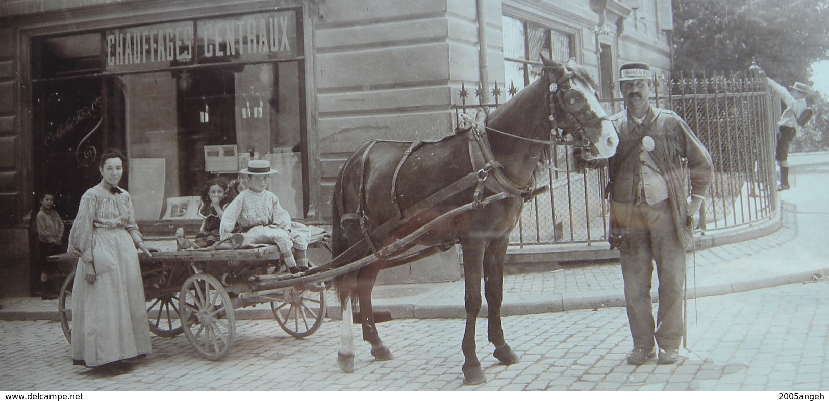 Photo Ancienne Sous Cadre, Devanture De Magasin,  C.SAMBUC Fils & Cie - Au Dos Du Cadre Il Est écrit Lausanne - Dimensio - Andere & Zonder Classificatie